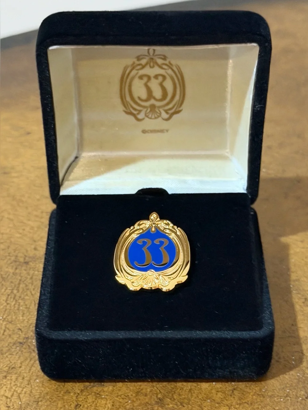 NEW DISNEYLAND CLUB 33 OFFICIAL GOLD & BLUE LOGO PIN LAPEL PIN IN BRANDED CASE